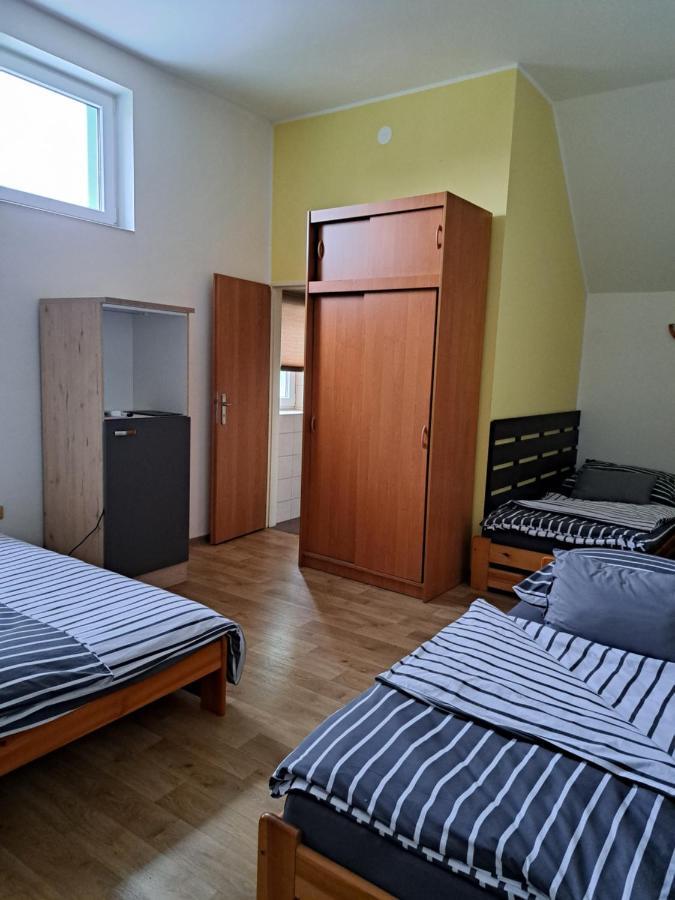 Penzion A Pizzerie Na Zalozne Kobylí Exteriör bild