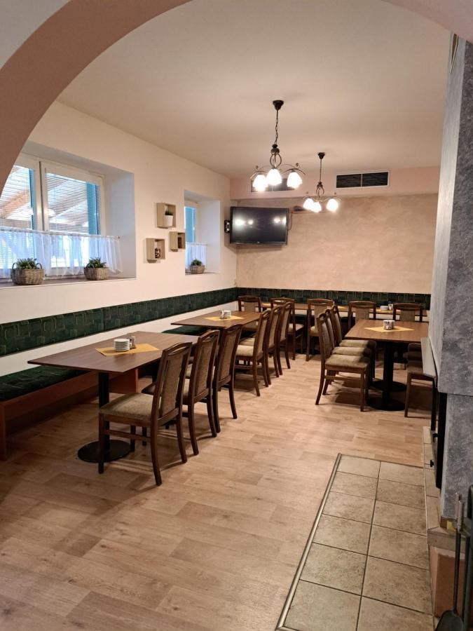 Penzion A Pizzerie Na Zalozne Kobylí Exteriör bild