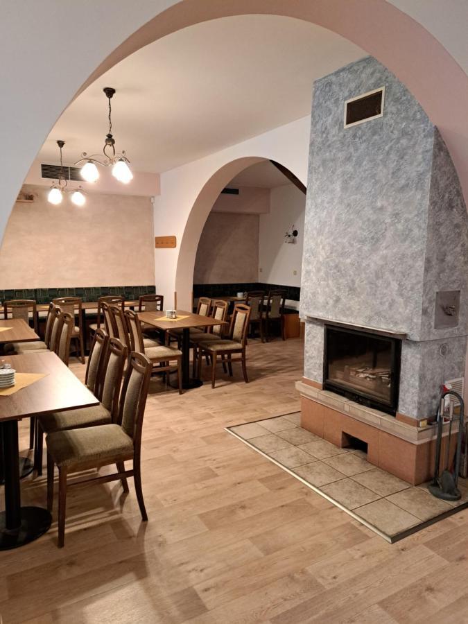 Penzion A Pizzerie Na Zalozne Kobylí Exteriör bild