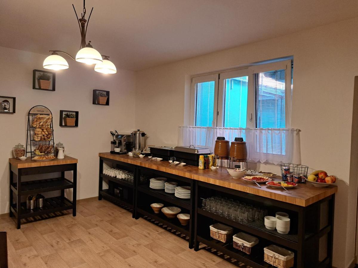 Penzion A Pizzerie Na Zalozne Kobylí Exteriör bild