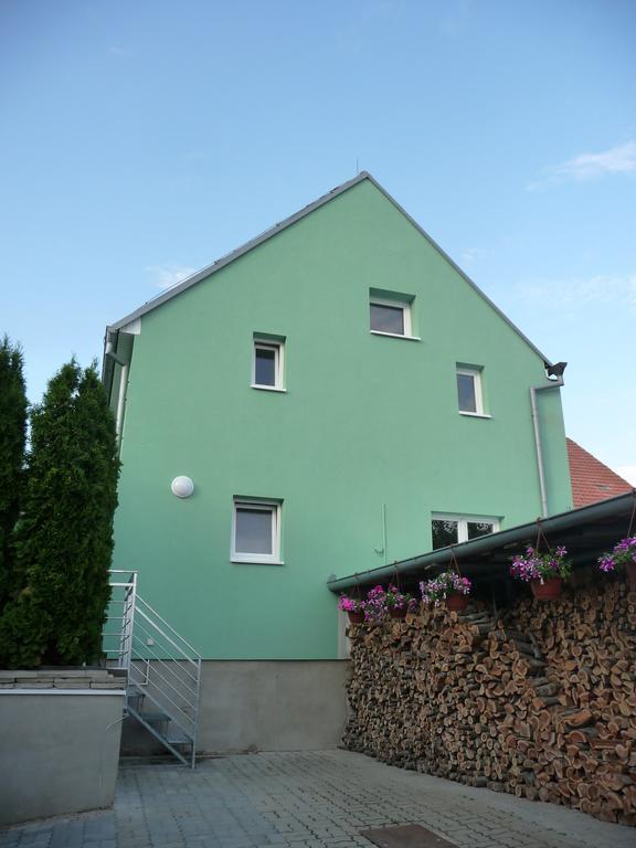 Penzion A Pizzerie Na Zalozne Kobylí Exteriör bild